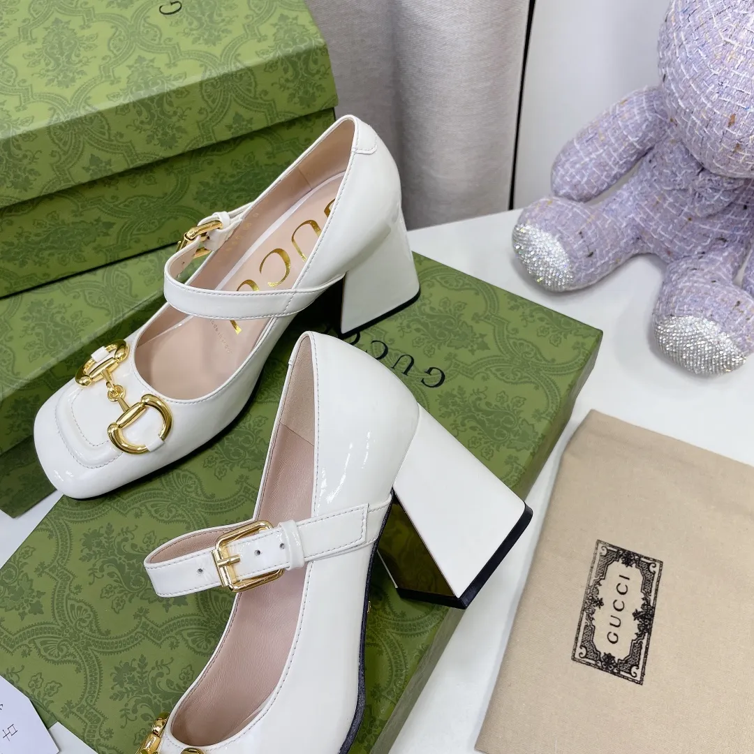 👟👟Ex-factory price👟👟Ex-factory price 480👟👟 ____New arrival____ GUCCI Gucci/Gucci high-end boutique 20212 early spring new model, original flavor and original quality! Every detail has been carefully crafted and can be compared with ZG, no second quality! Fabric: Original custom imported patent leather with molded hardware horsebit buckle from Dongguan Dachang Factory Lining/foot pads: High-end custom sheepskin lining Heel height: 7.5CM, electroplated gold+covered leather Outsole: Italian genuine leather sole Size: 34-41 (34.40.41. Customized, non-returnable) This medium-heeled pump is made of leather, with designs such as a square toe and a three-dimensional square heel. The exquisite and delicate details give the entire design an elegant charm. The gold-toned horsebit injects the brand’s logo into this look. ●Horsebit detail. Three-dimensional square heel. ●Created in Italy.